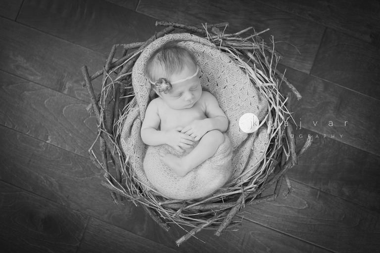 Newborn-photography-by-jennifer-najvar-isabelle-115BW_1000WM